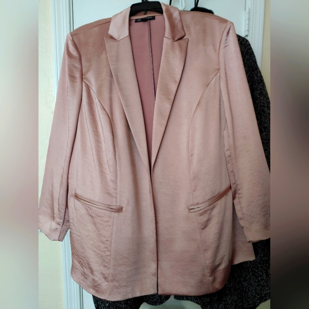 INC 1X Woman's dressy jacket shimmering material leans toward pink